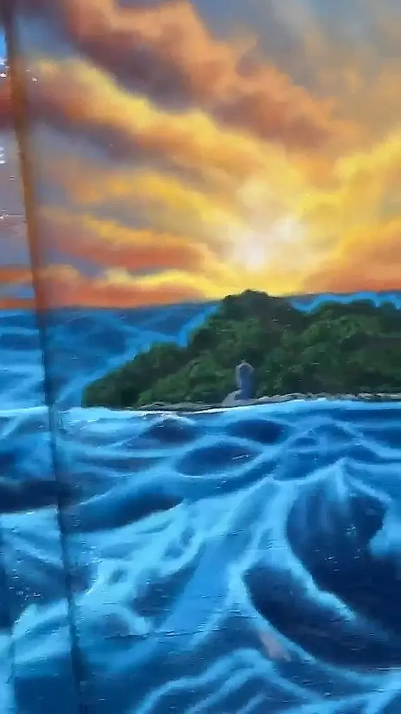 Mural del mar con olas y un atardecer naranja